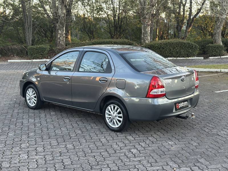 TOYOTA - ETIOS - 2013/2013 - Cinza - R$ 42.900,00