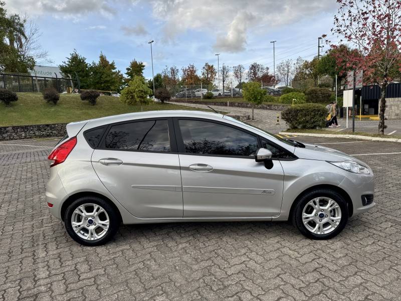 FORD - FIESTA - 2014/2015 - Prata - R$ 46.900,00