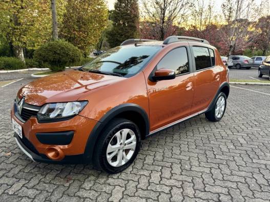 RENAULT - SANDERO - 2015/2016 - Laranja - R$ 49.900,00