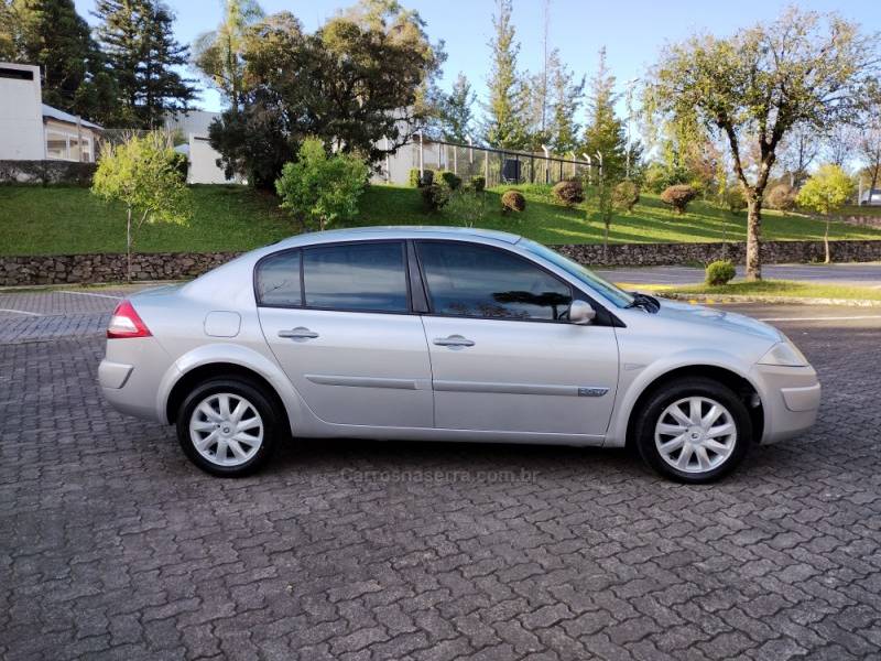 RENAULT - MÉGANE - 2009/2010 - Prata - R$ 25.900,00