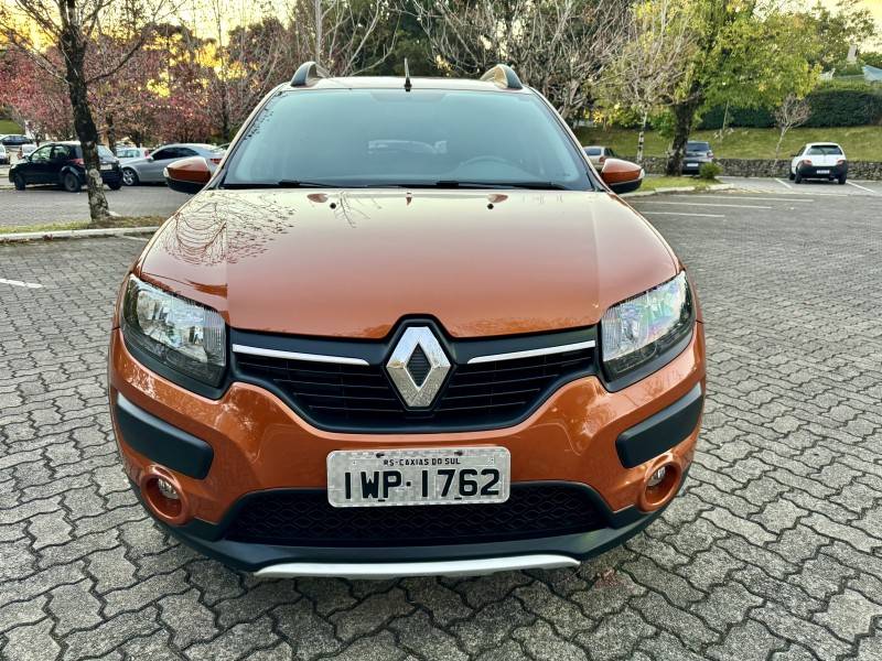 RENAULT - SANDERO - 2015/2016 - Laranja - R$ 49.900,00