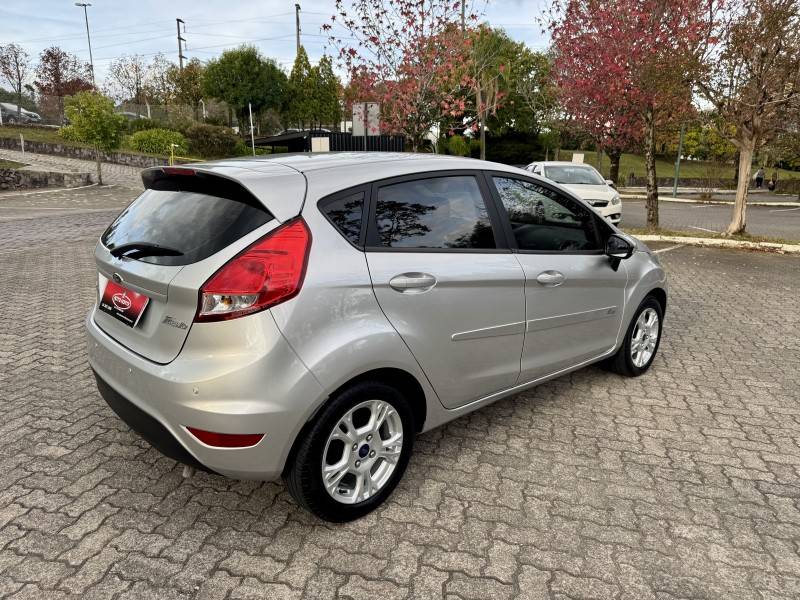 FORD - FIESTA - 2014/2015 - Prata - R$ 46.900,00