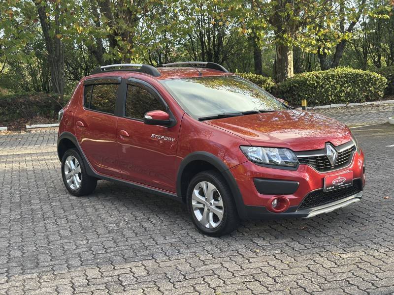 RENAULT - SANDERO - 2014/2015 - Vermelha - R$ 47.900,00
