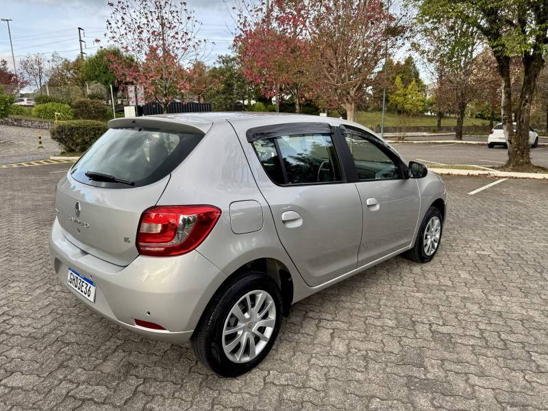 RENAULT - SANDERO - 2017/2017 - Prata - R$ 46.900,00