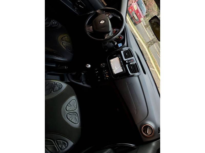 RENAULT - SANDERO - 2015/2016 - Laranja - R$ 49.900,00
