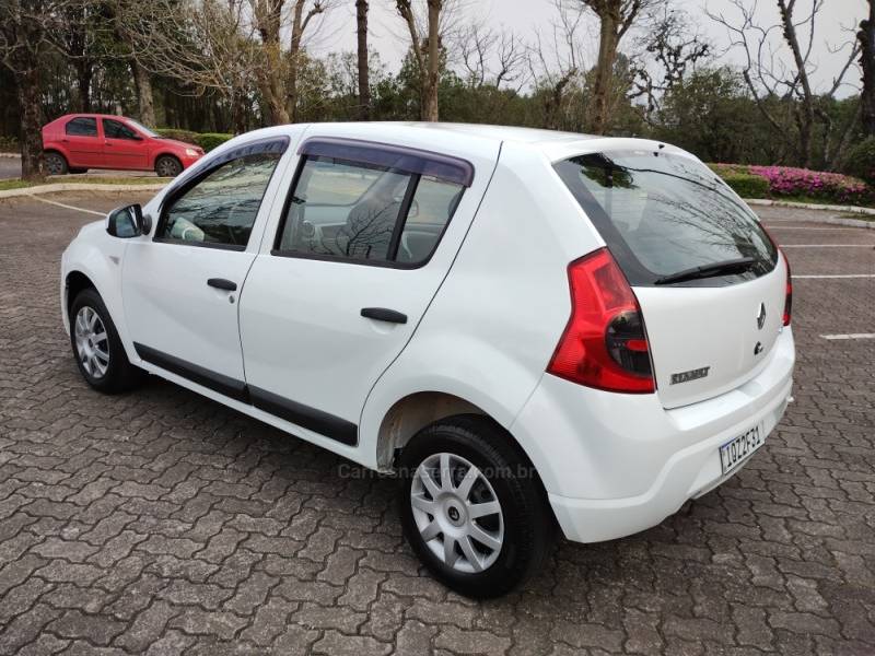 RENAULT - SANDERO - 2010/2011 - Branca - R$ 28.900,00