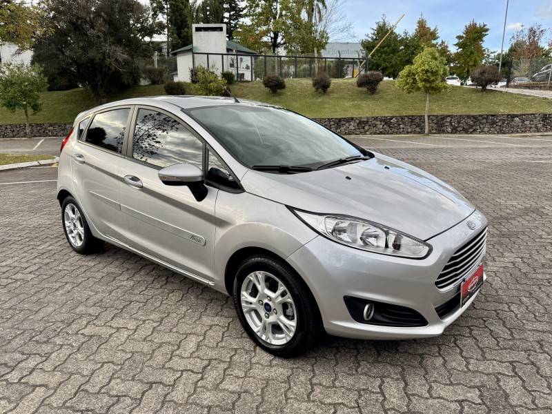 FORD - FIESTA - 2014/2015 - Prata - R$ 46.900,00