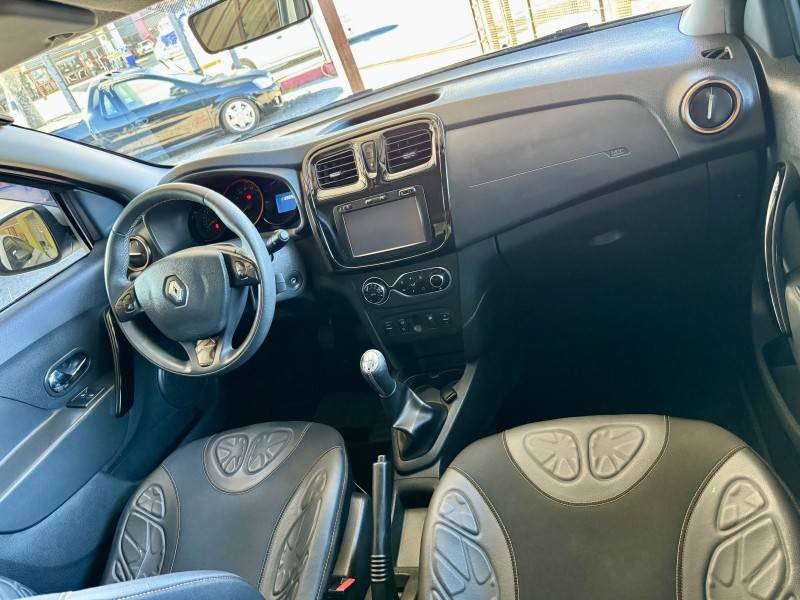 RENAULT - SANDERO - 2015/2015 - Prata - R$ 48.900,00