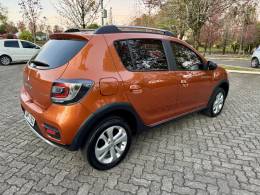 RENAULT - SANDERO - 2015/2016 - Laranja - R$ 49.900,00