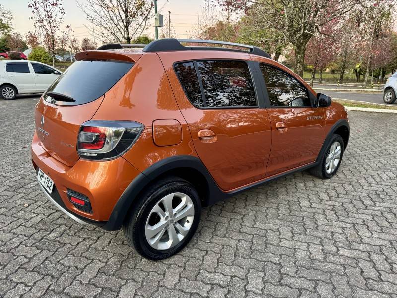 RENAULT - SANDERO - 2015/2016 - Laranja - R$ 49.900,00