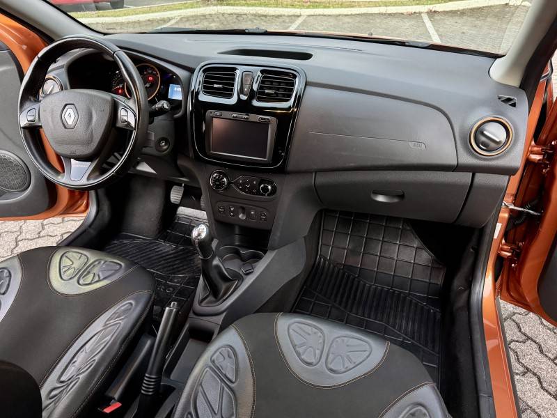 RENAULT - SANDERO - 2015/2016 - Laranja - R$ 49.900,00