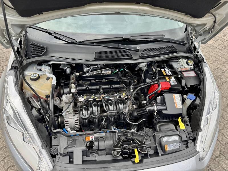 FORD - FIESTA - 2014/2015 - Prata - R$ 46.900,00