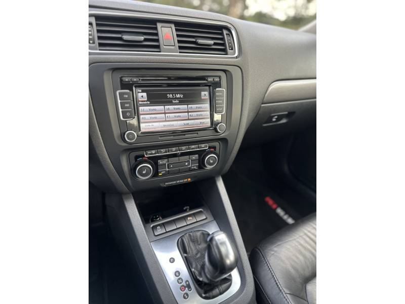 VOLKSWAGEN - JETTA - 2012/2012 - Cinza - R$ 68.900,00