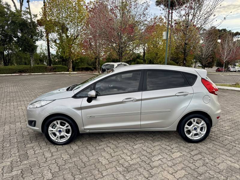 FORD - FIESTA - 2014/2015 - Prata - R$ 46.900,00
