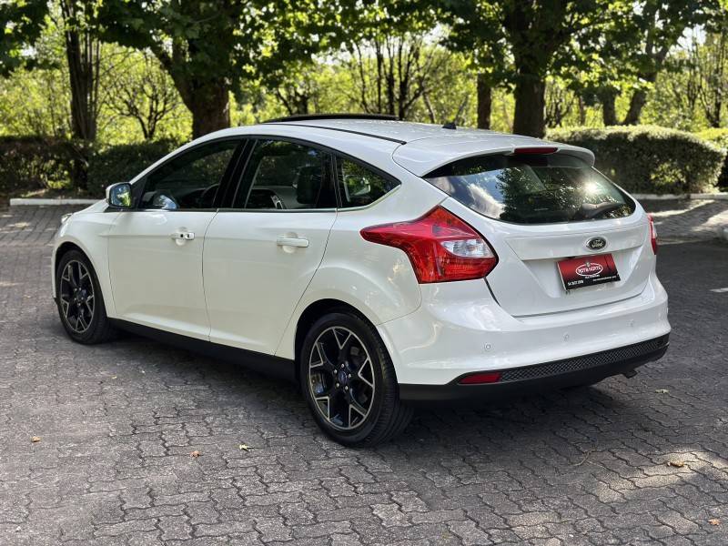 FORD - FOCUS - 2013/2014 - Branca - R$ 61.900,00