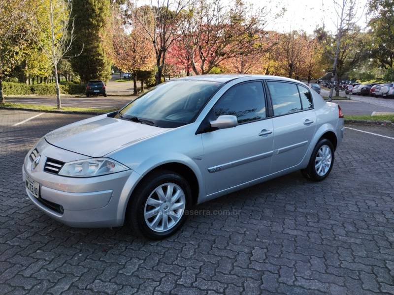 RENAULT - MÉGANE - 2009/2010 - Prata - R$ 25.900,00