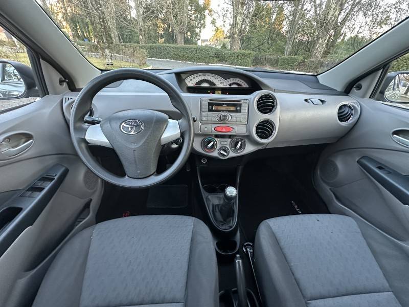 TOYOTA - ETIOS - 2013/2013 - Cinza - R$ 42.900,00
