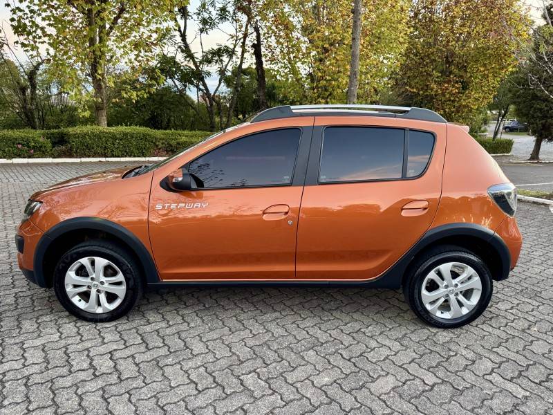 RENAULT - SANDERO - 2015/2016 - Laranja - R$ 49.900,00