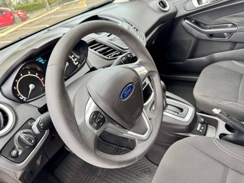 FORD - FIESTA - 2014/2015 - Prata - R$ 46.900,00