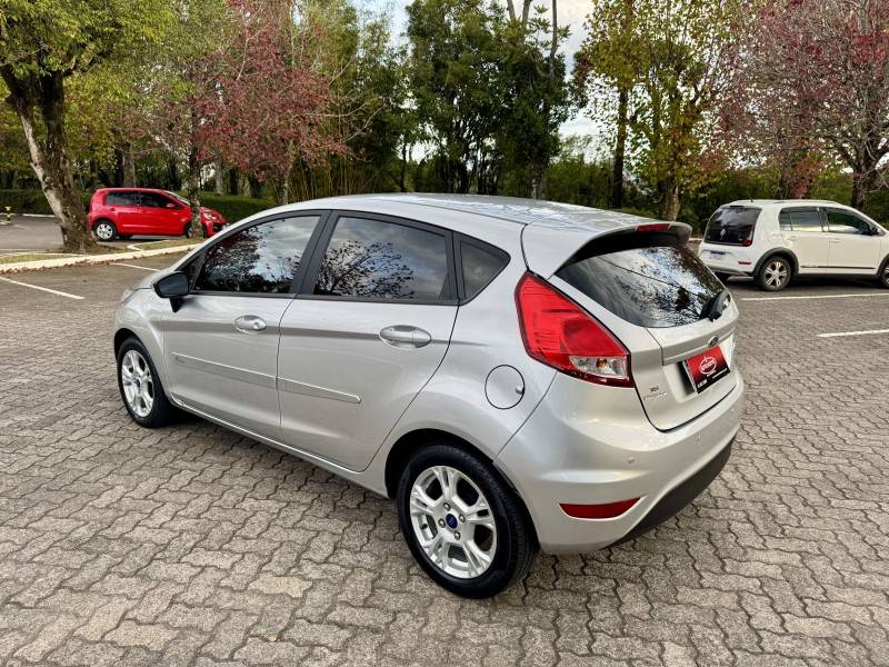 FORD - FIESTA - 2014/2015 - Prata - R$ 46.900,00