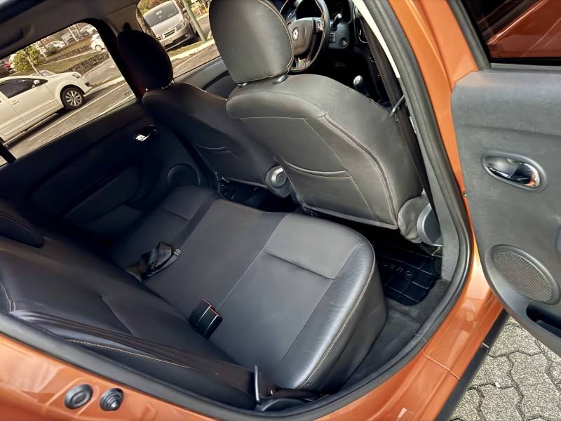 RENAULT - SANDERO - 2015/2016 - Laranja - R$ 49.900,00