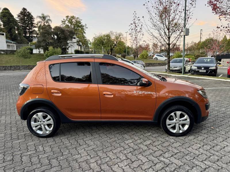 RENAULT - SANDERO - 2015/2016 - Laranja - R$ 49.900,00