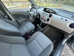 TOYOTA - ETIOS - 2013/2013 - Cinza - R$ 42.900,00