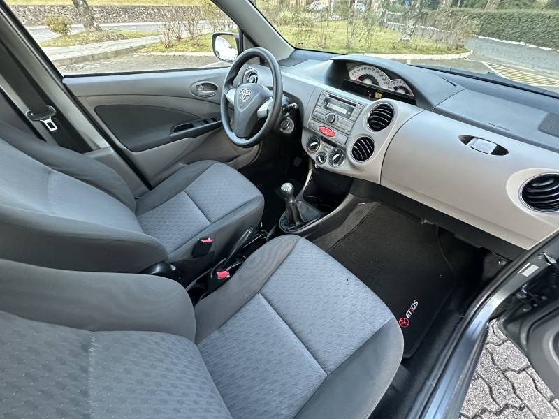 TOYOTA - ETIOS - 2013/2013 - Cinza - R$ 42.900,00