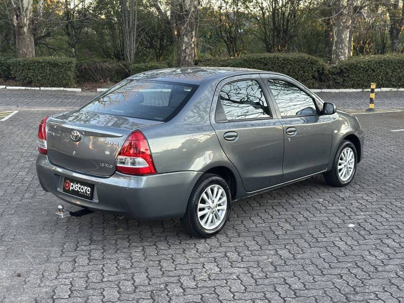 TOYOTA - ETIOS - 2013/2013 - Cinza - R$ 42.900,00