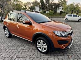 RENAULT - SANDERO - 2015/2016 - Laranja - R$ 49.900,00