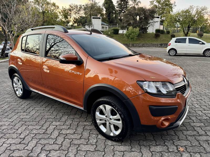 RENAULT - SANDERO - 2015/2016 - Laranja - R$ 49.900,00