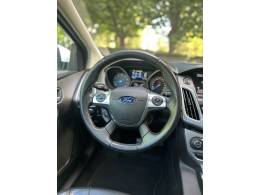 FORD - FOCUS - 2013/2014 - Branca - R$ 61.900,00