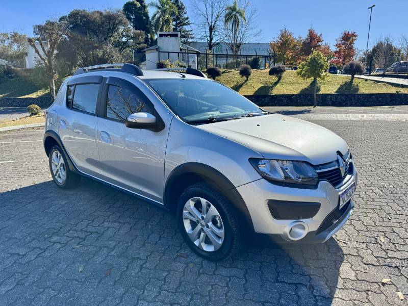 RENAULT - SANDERO - 2015/2015 - Prata - R$ 48.900,00