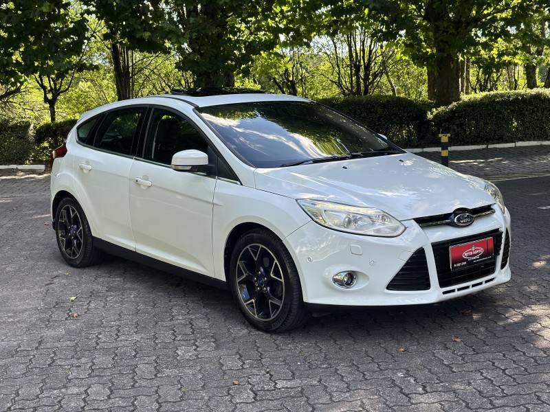 FORD - FOCUS - 2013/2014 - Branca - R$ 61.900,00