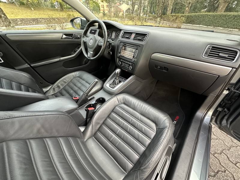 VOLKSWAGEN - JETTA - 2012/2012 - Cinza - R$ 68.900,00
