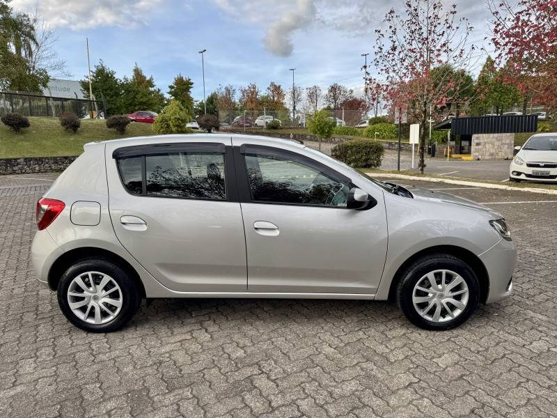 RENAULT - SANDERO - 2017/2017 - Prata - R$ 46.900,00