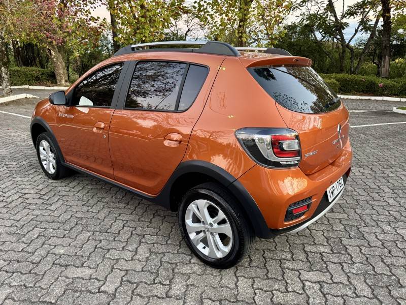RENAULT - SANDERO - 2015/2016 - Laranja - R$ 49.900,00